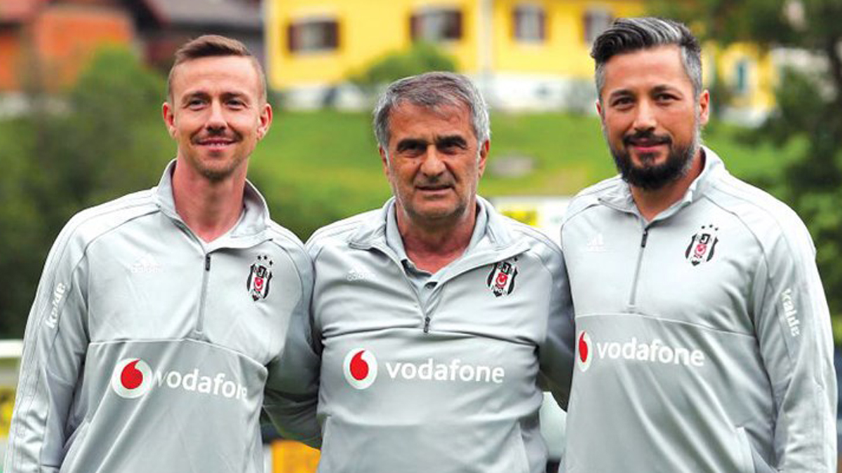 Guti, con el cuerpo técnico del Besiktas turco.