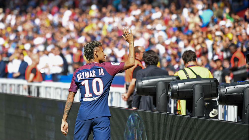 Neymar saluda a la afición en el Parque de los Príncipes. (AFP)