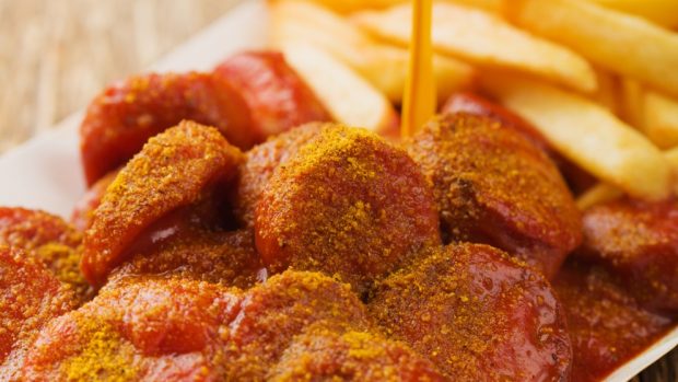 Deliciosos Currywurst Con Patatas Fritas Servidas En Una