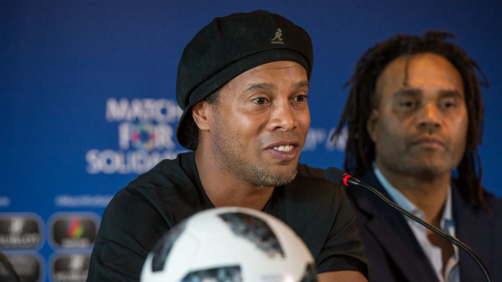 Ronaldinho, en un evento reciente junto a Karembeu. (Getty)