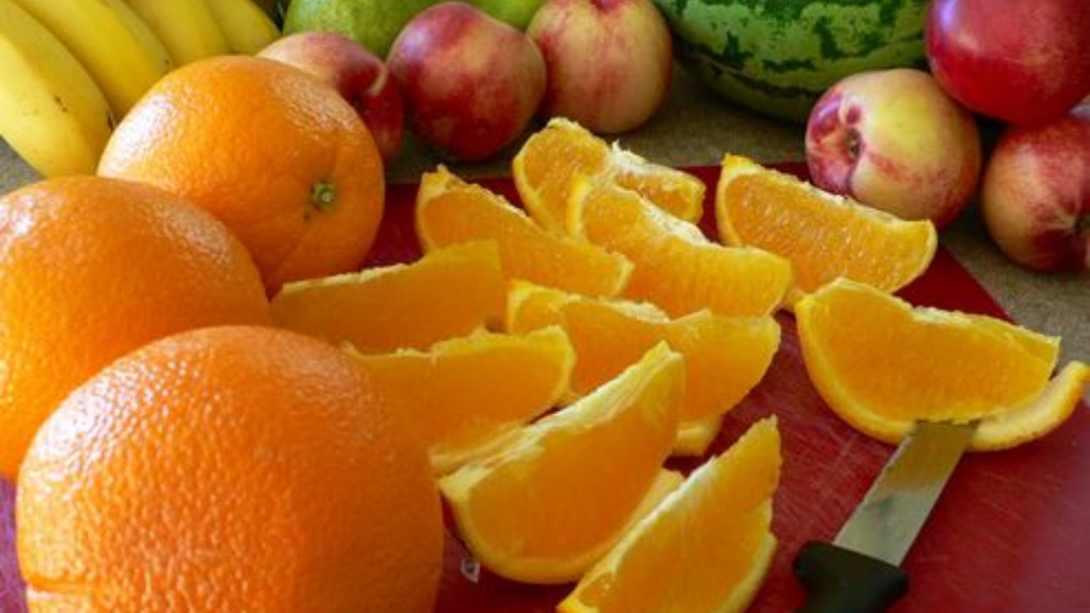 la naranja es una fruta cítrica que nos ayuda a adelgazar