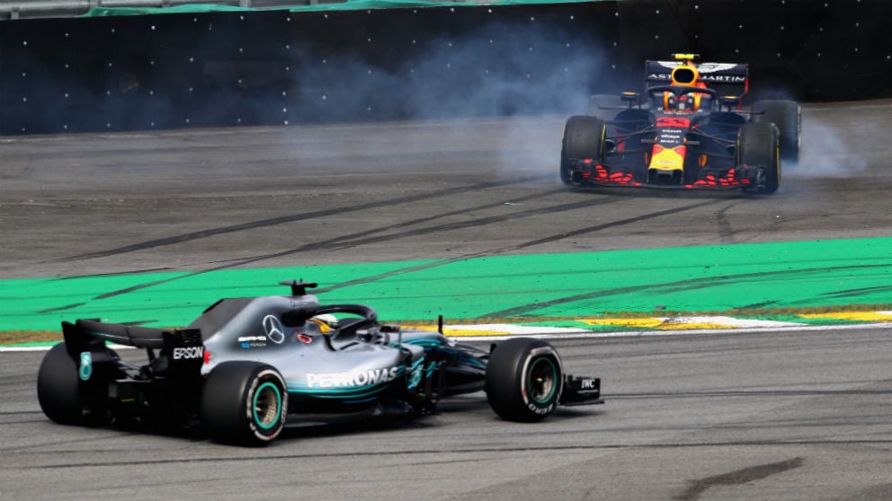 Lewis Hamilton aprovecha el accidente de Max Verstappen para adelantarle en el GP de Brasil. (Getty)