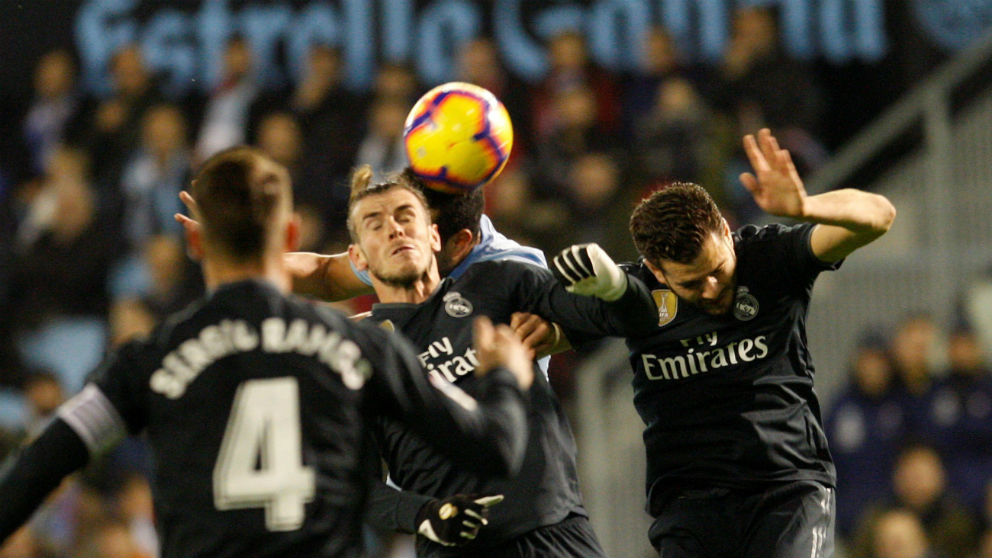 Nacho y Bale pelean un balón. (EFE)