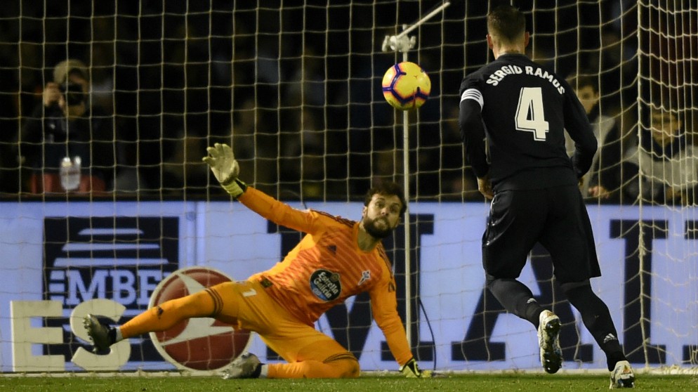 Sergio Ramos transforma el penalti ante el Celta. (AFP)