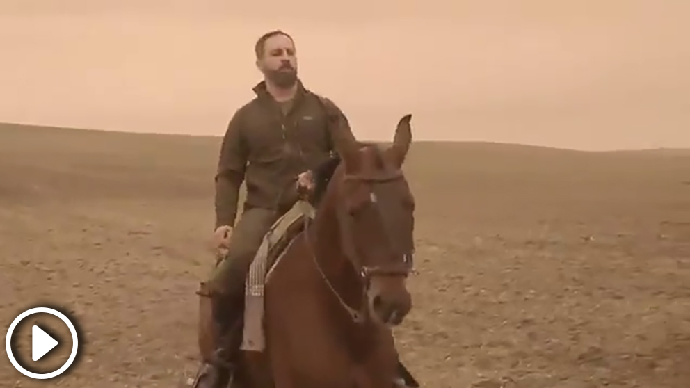 Santiago Abascal emula a Vladimir Putin montando a caballo en un vídeo de cara a las elecciones andaluzas