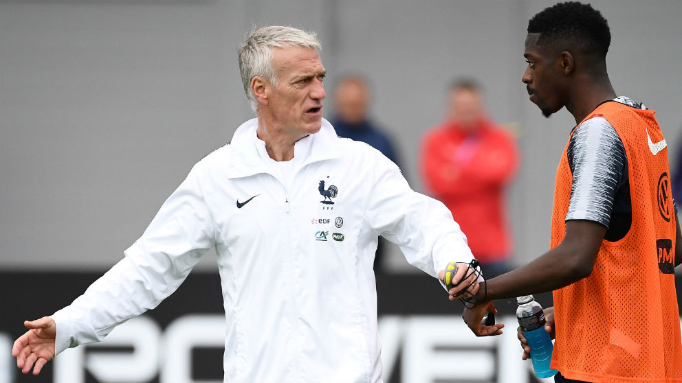 Didier Deschamps y Ousmane Dembélé en un entrenamiento con Francia. (AFP)