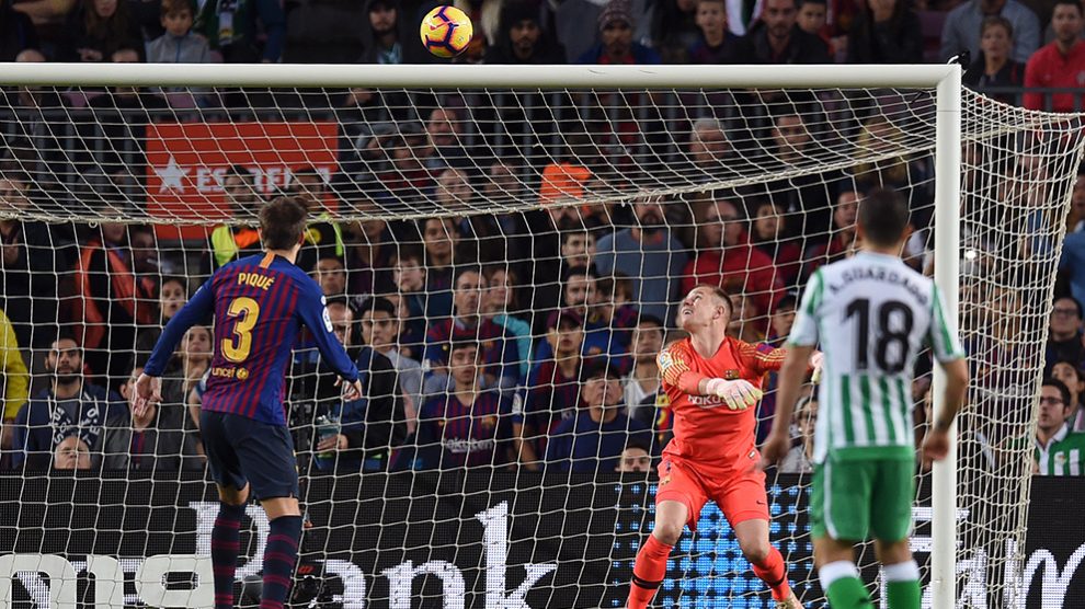 Instante antes de que el Betis haga uno de los cuatro goles que encajó ayer el Barcelona. (Getty)