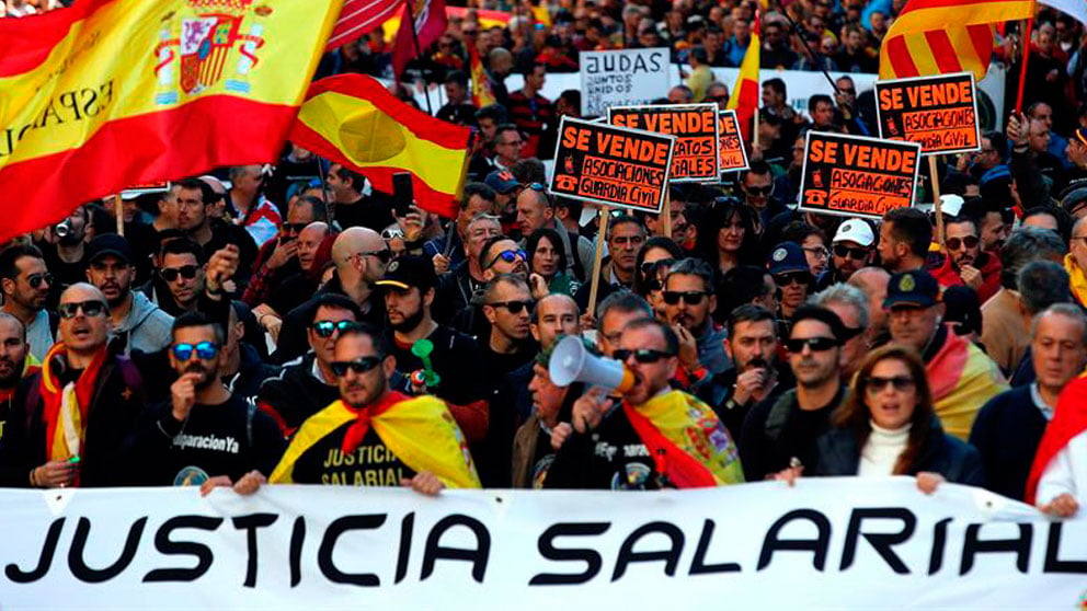 Un millar de personas se han manifestado en Barcelona convocadas por Jusapol para reivindicar la equiparación salarial y derechos socio laborales. Foto: EFE