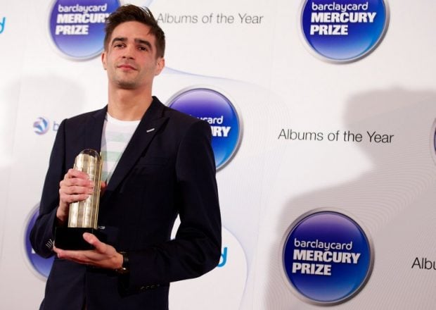 El músico británico Jon Hopkins con el Mercury Prize al Mejor Álbum del año en 2013. Foto:AFP