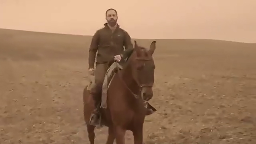 Santiago Abascal montando a caballo.