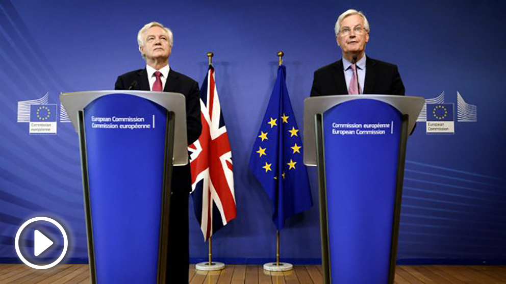 El ministro británico para el Brexit, David Davis, y el negociador de la UE, Michel Barnier. (Foto: AFP)