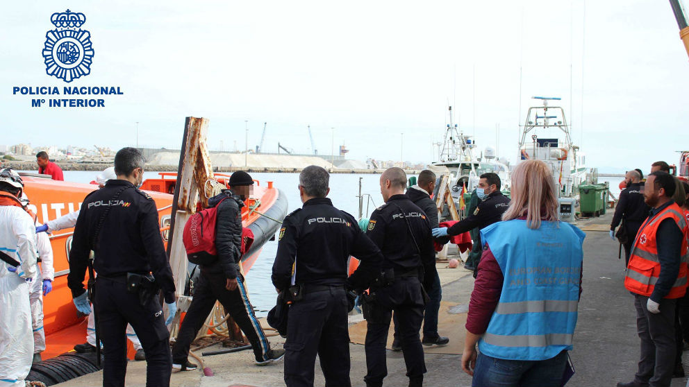 Patera que llega a las costas de Almería. Los patrones de la embarcación han sido detenidos