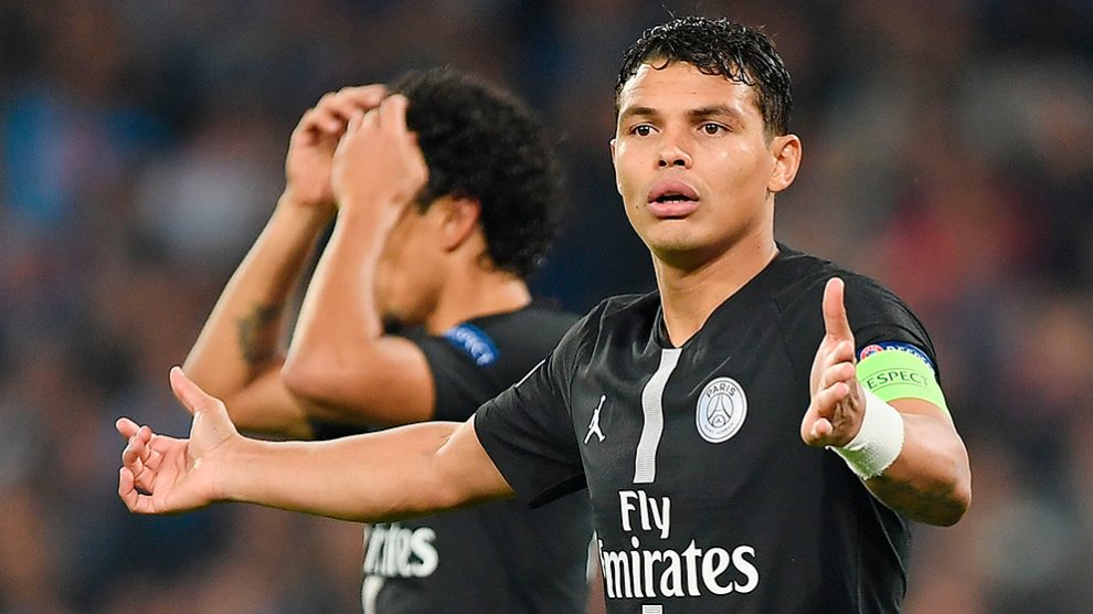 Thiago Silva protesta durante un partido de Champions League del PSG. (Getty)