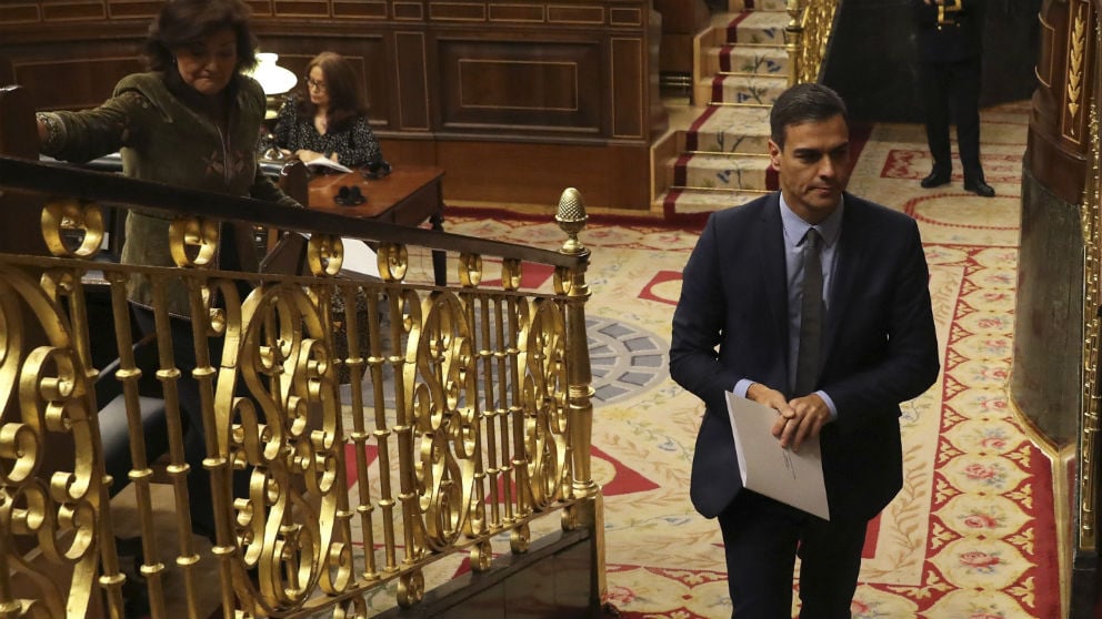 El presidente del Gobierno, Pedro Sánchez, abandonando el hemiciclo del Congreso. (Foto: EFE)