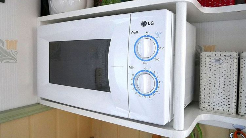 El microondas sirve para calentar y descongelar alimentos
