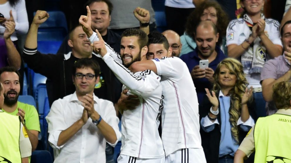 Nacho Fernández y James Rodríguez celebran un gol con el Real Madrid. (Getty)