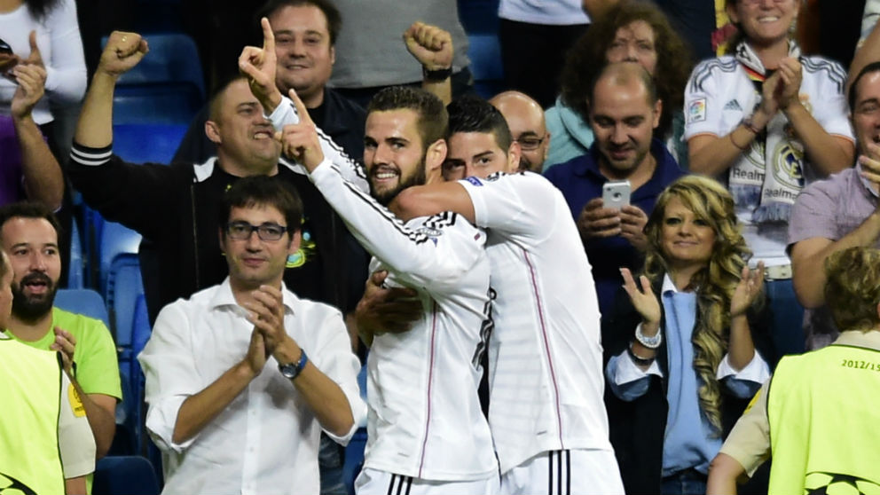Nacho Fernández y James Rodríguez celebran un gol con el Real Madrid. (Getty)