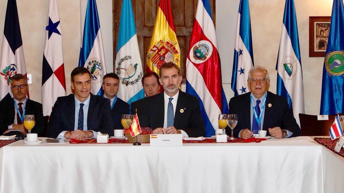 Pedro Sánchez, el Rey Felipe Vi y Josep Borrell en la Cumbre Iberoamericana. Foto: EP