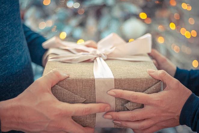 Un poco de imaginación: envolver regalos sin papel de regalo
