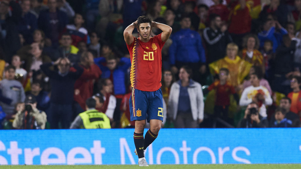 Marco Asensio se lamenta por una ocasión fallada con la selección española. (Getty)