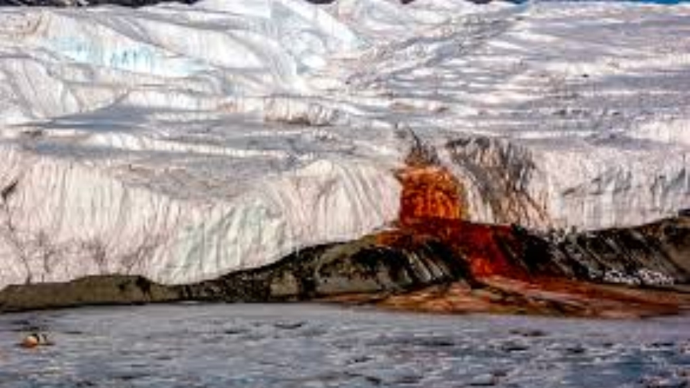 Las Cataratas de Sangre, un raro fenómeno que se da únicamente en la Antártida.