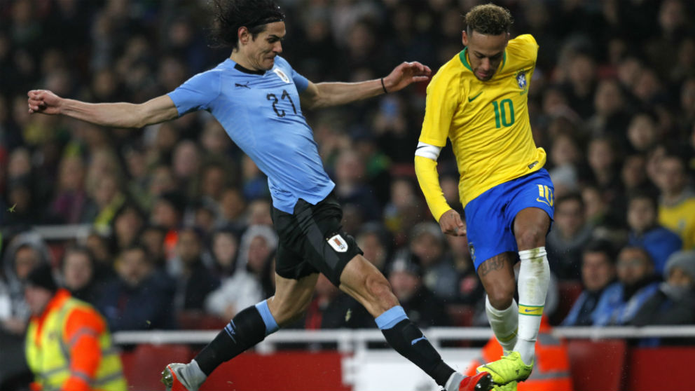 Edinson Cavani derriba a Neymar en el Brasil – Uruguay. (AFP)