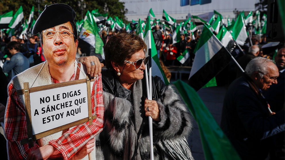 Una manifestante con una figura de Ferández Vara (Foto: EFE)