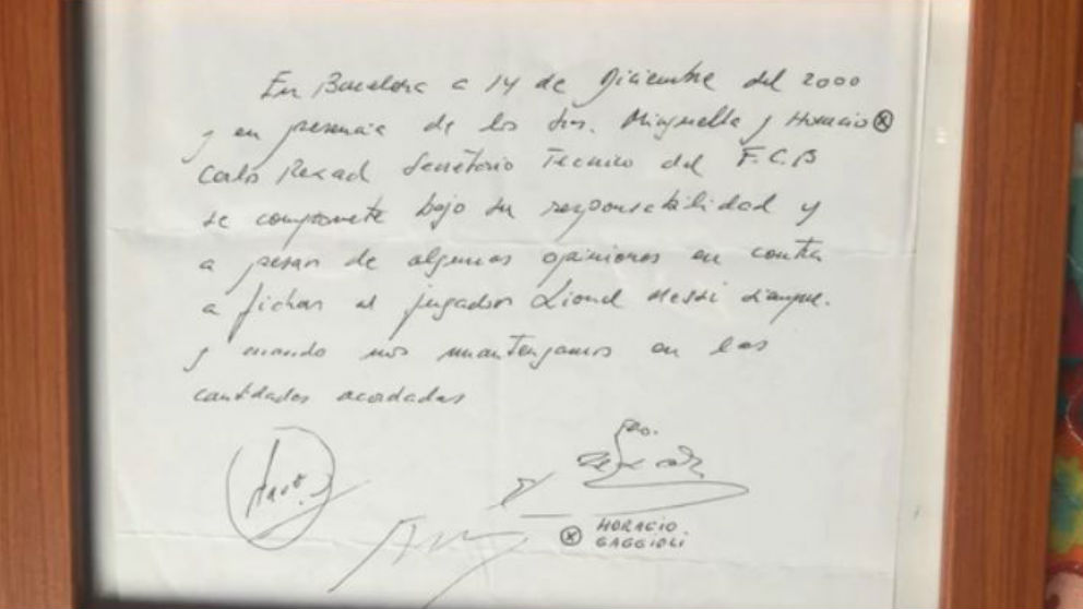 El ‘primer contrato’ de Leo Messi firmado en una servilleta. (Infobae)