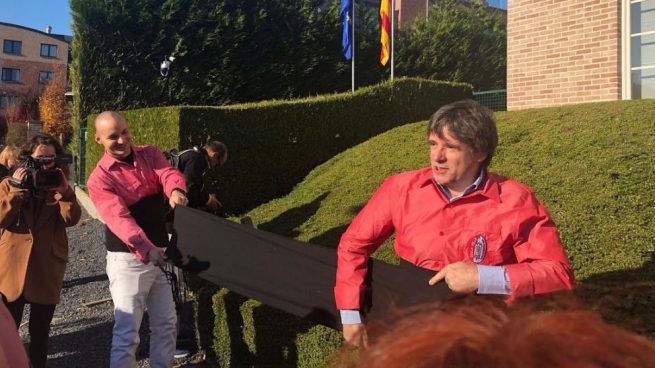 El ‘duro exilio’ de Puigdemont: se pone a hacer de ‘casteller’ en Waterloo mientras su gobierno está en la cárcel