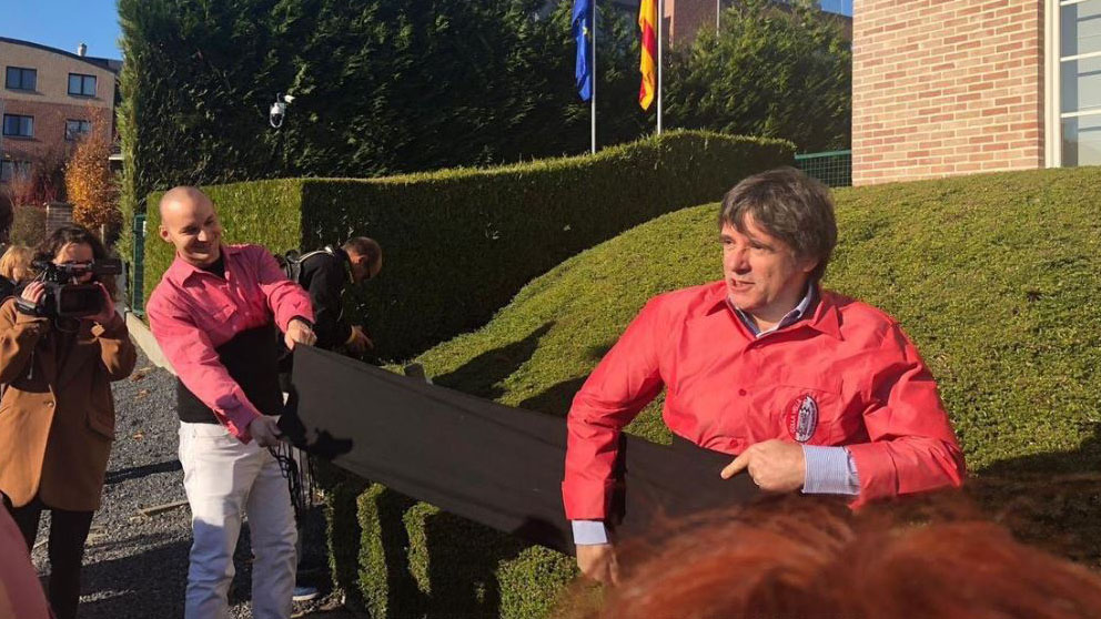 Carles Puigdemont haciendo de casteller en Waterloo.