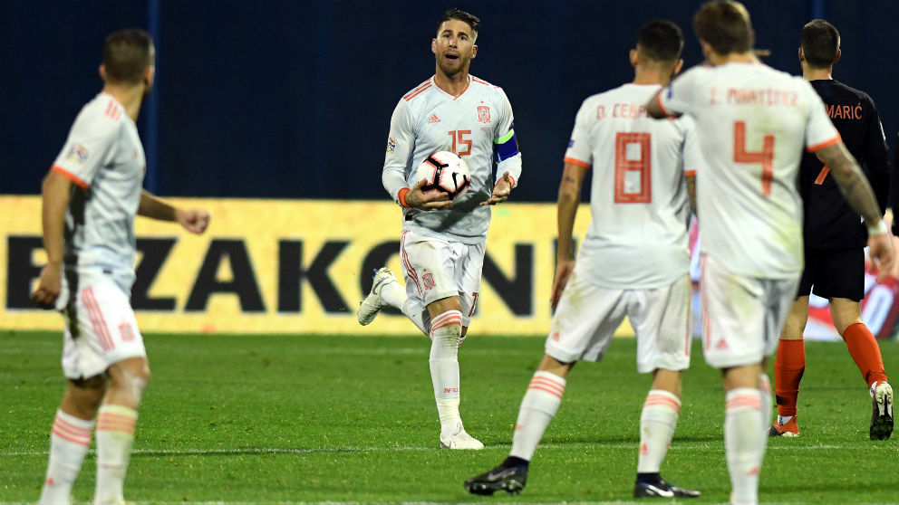 Sergio Ramos celebra un gol con España. (AFP)