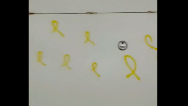 Lazos amarillos pintados por los separatistas en el garaje de Xavier García Albiol. (Foto: @Albiol_XG)