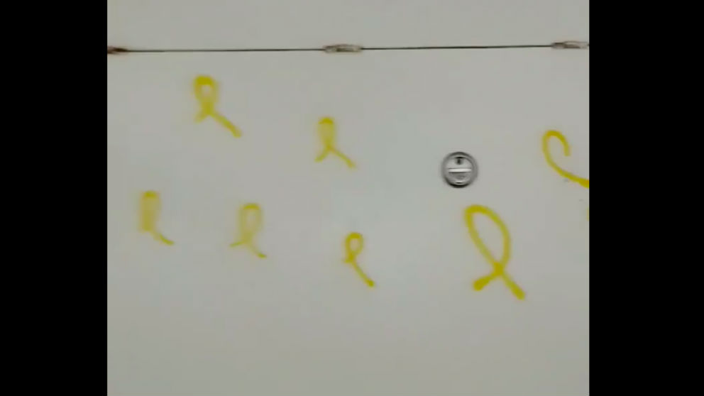Lazos amarillos pintados por los separatistas en el garaje de Xavier García Albiol. (Foto: @Albiol_XG)