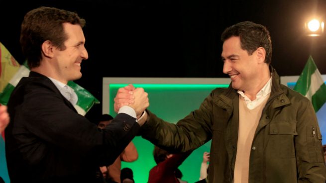 El presidente del PP, Pablo Casado (i), junto a su candidato a la Junta de Andalucía, Juanma Moreno, en Algeciras. (Foto: Efe)