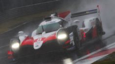Fernando Alonso, bajo el diluvio de Shanghai. (@ToyotaHybrid)