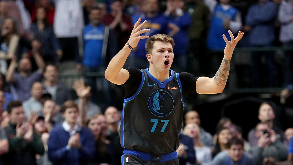 Luka Doncic celebra una de las canastas que anotó ante los Warriors. (Getty)