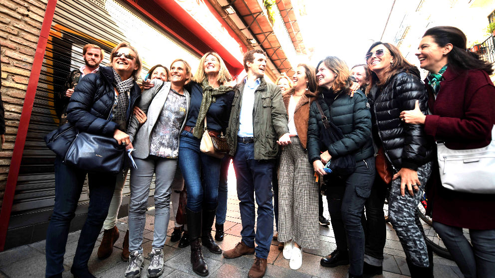 Pablo Casado con compañeros del PP en las calles de Córdoba (Foto: EFE).