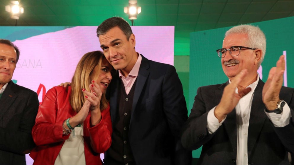 Pedro Sánchez (c), la ex presidenta de la Junta de Andalucia, Susana Díaz, y su ex vicepresidente, Manuel Jiménez Barrios, en Chiclana. (Foto: Efe)