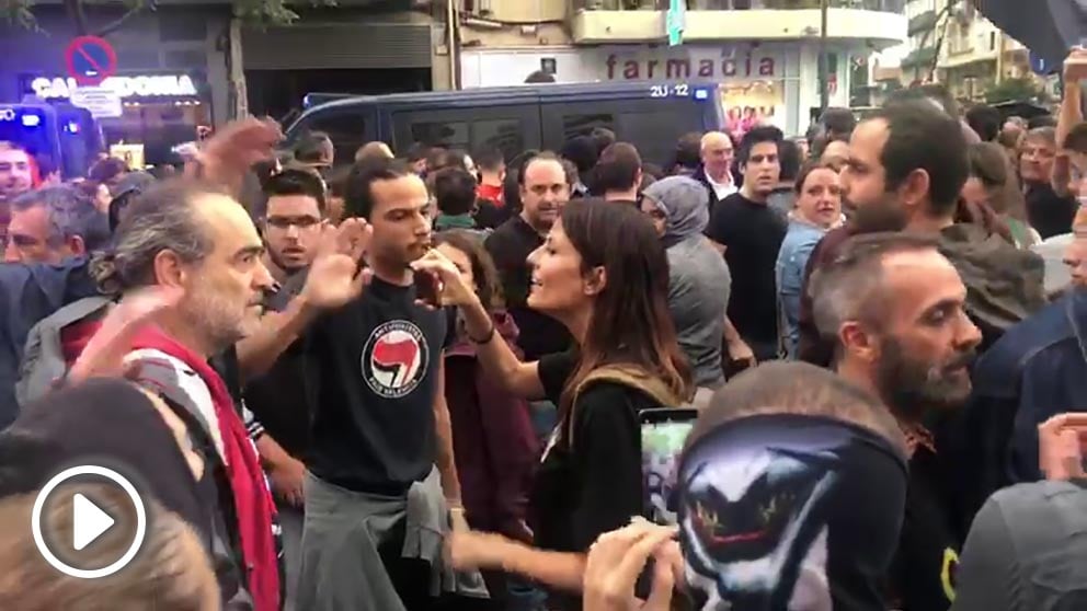 Matones agrediendo a la columnista de OKDIARIO Cristina Seguí al grito de «¡independencia!» el pasado 9 de octubre en Valencia.