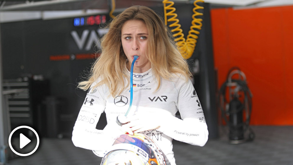 Sophia Floresch, antes de una carrera de Fórmula 3. (Cordon Press)