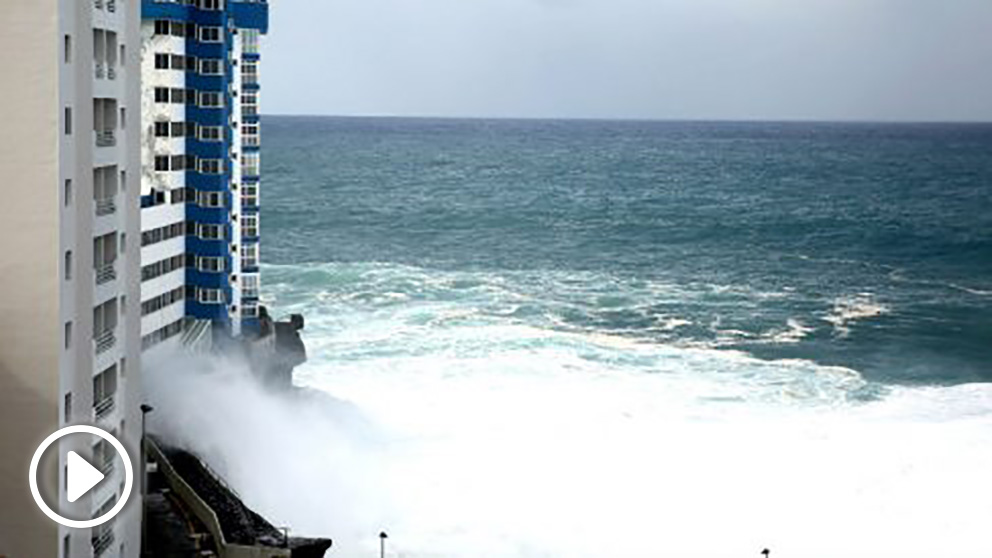 Imagen de las olas sobre un edificio (Foto: EFE).