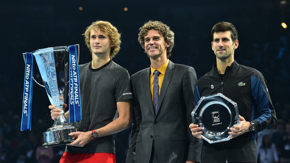 Zverev y Djokovic posan junto a Kuerten y sus respectivos trofeos. (AFP)
