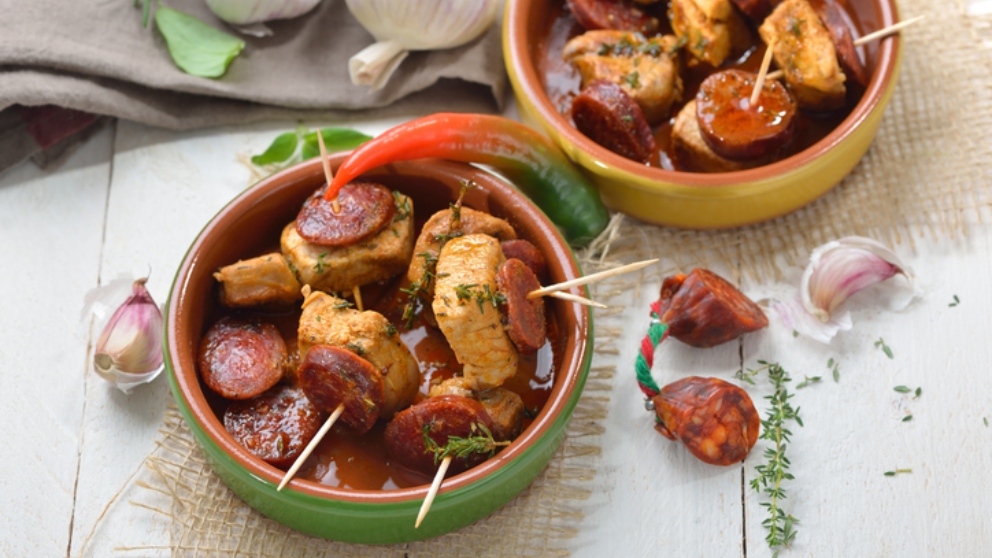 Receta de brochetas de chorizo, panceta y champiñones