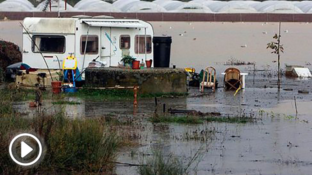 Un camping inundado por las fuertes lluvias. Foto: EFE