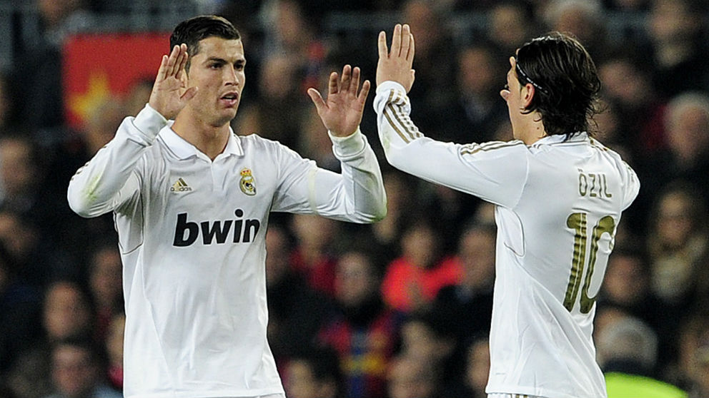 Cristiano Ronaldo y Mesut Özil celebran un gol con el Real Madrid. (AFP)