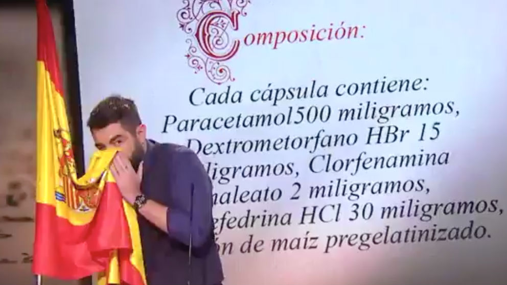 El cómico Dani Mateo se suena los mocos con la bandera española en el programa «El Intermedio».