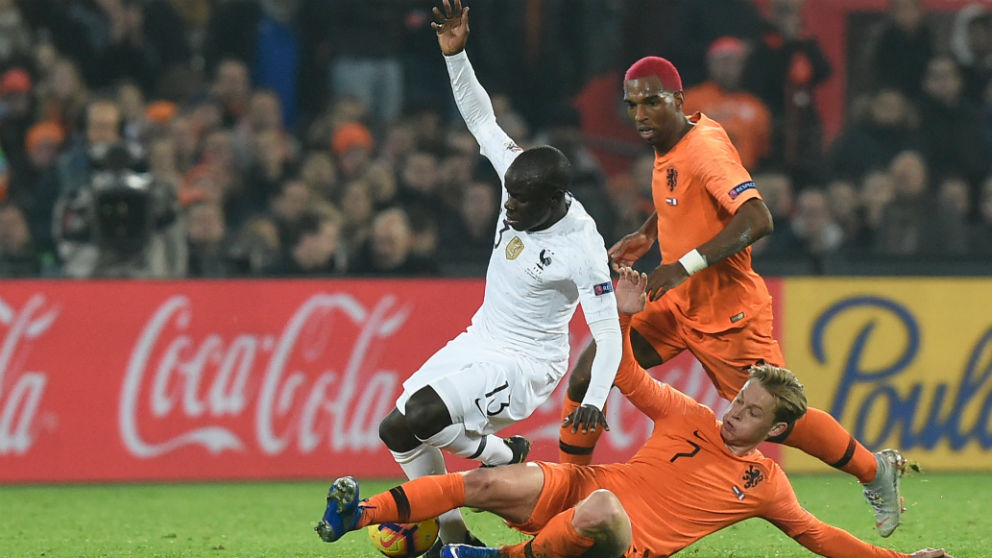 De Jong roba el balón a Kanté. (AFP)