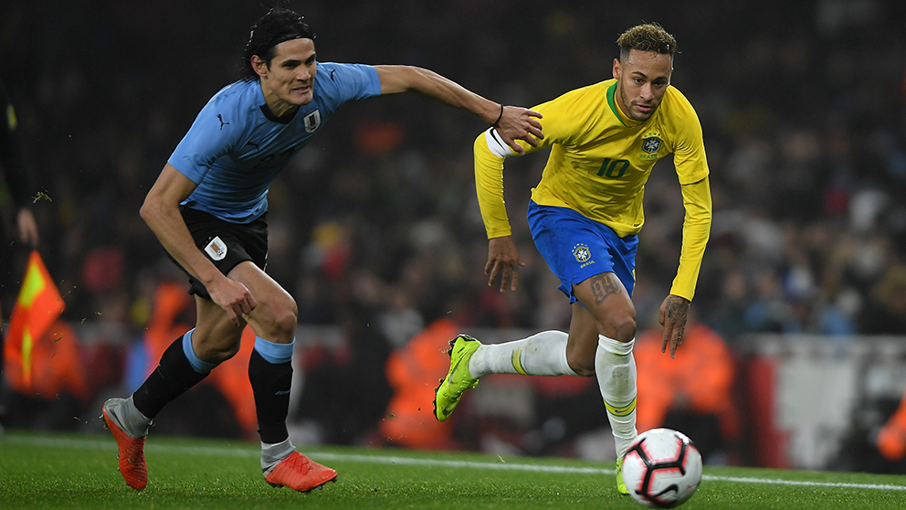Cavani y Neymar en una acción del partido entre Uruguay y Brasil en Wembley. (Getty)