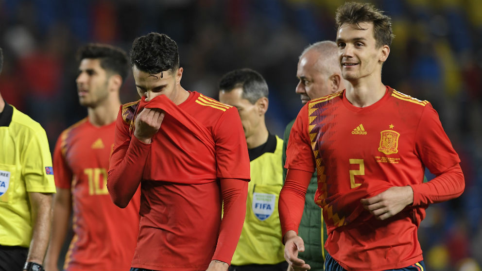 Mario Hermoso y Diego Llorente durante un partido de España. (AFP)