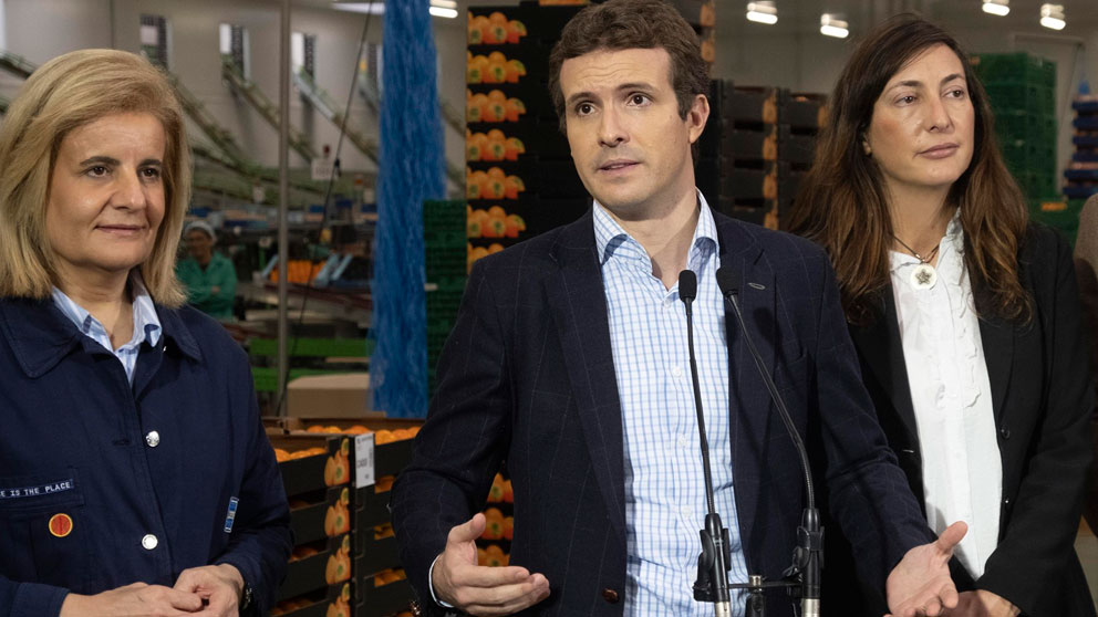 Pablo Casado ante los medios durante una visita a la Cooperativa Agraria Hortofrutícola de Cartaya (Cartayfres) en la provincia de Huelva. Foto: Europa Press